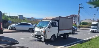 Bafra'da Kamyonetin Otomobile Çarpması Sonucu Bir Kişi Yaralandı