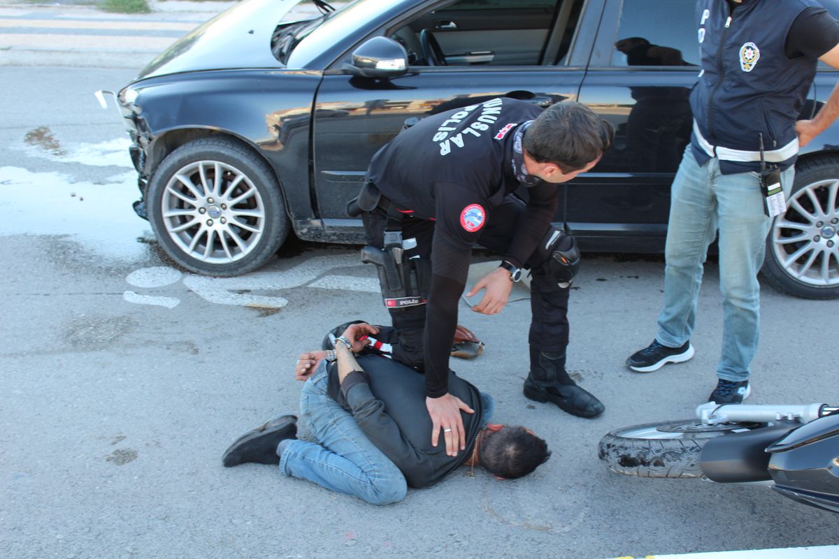 Ehliyetsiz Sürücü Kaçarken Kaza Yaptı