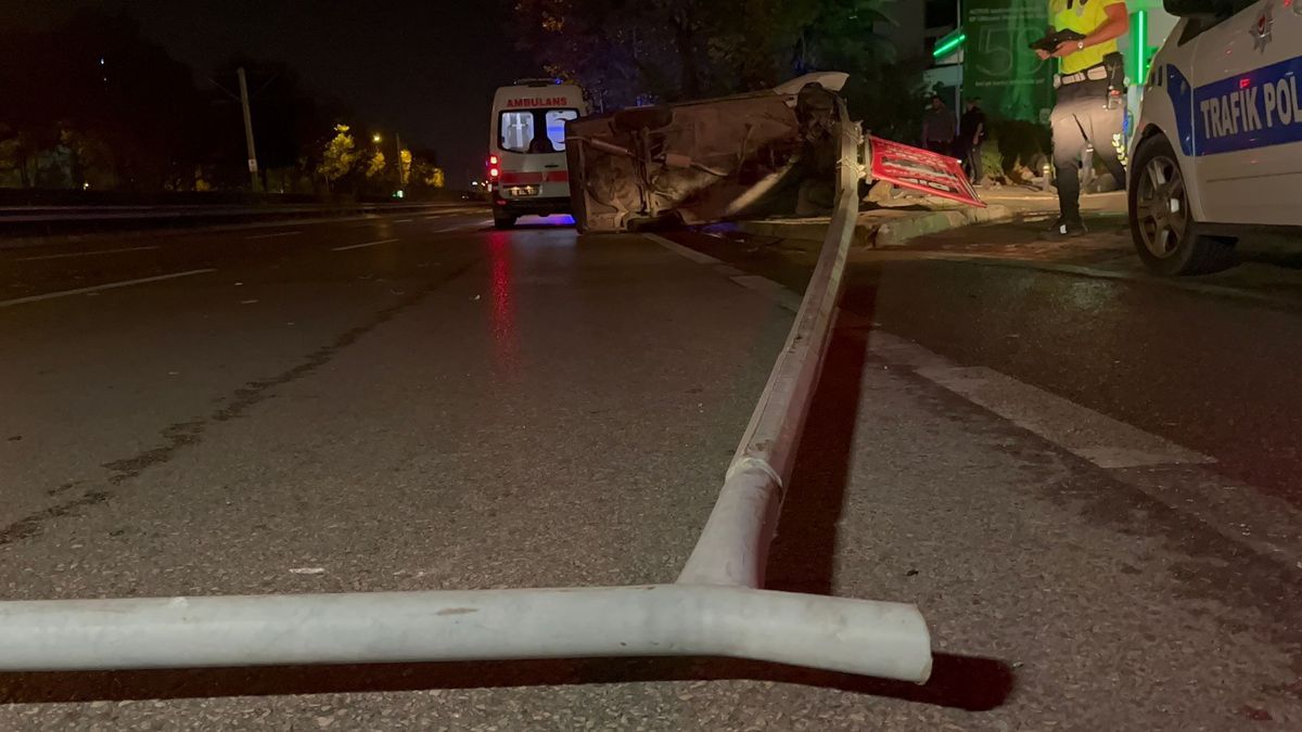 Bursa'da Otomobil Aydınlatma Direğine Çarptı: 1 Yaralı