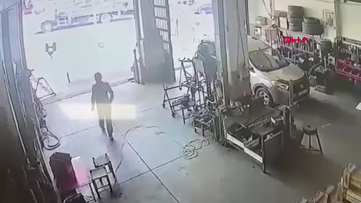 Polisten Kaçarken 12 Metreden Atlayan Hırsız Yaralandı