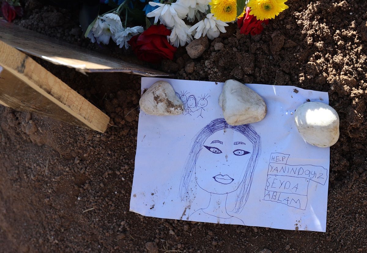 Şehit Polis Şeyda Yılmaz'ın Kabrine Duygu Dolu Ziyaret