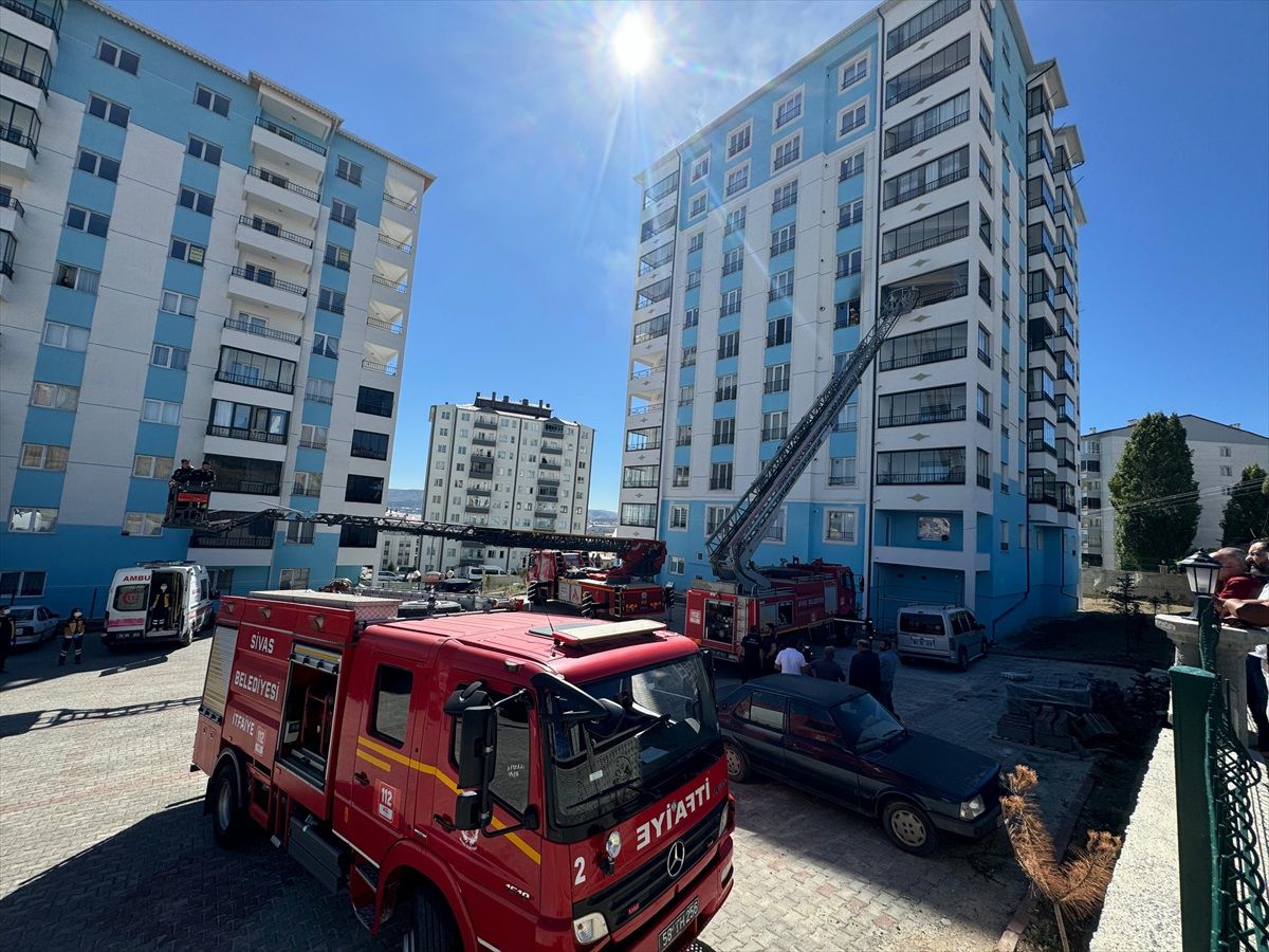 Sivas'ta 10 Katlı Apartmanda Yangın: 6 Kişi Hastaneye Kaldırıldı