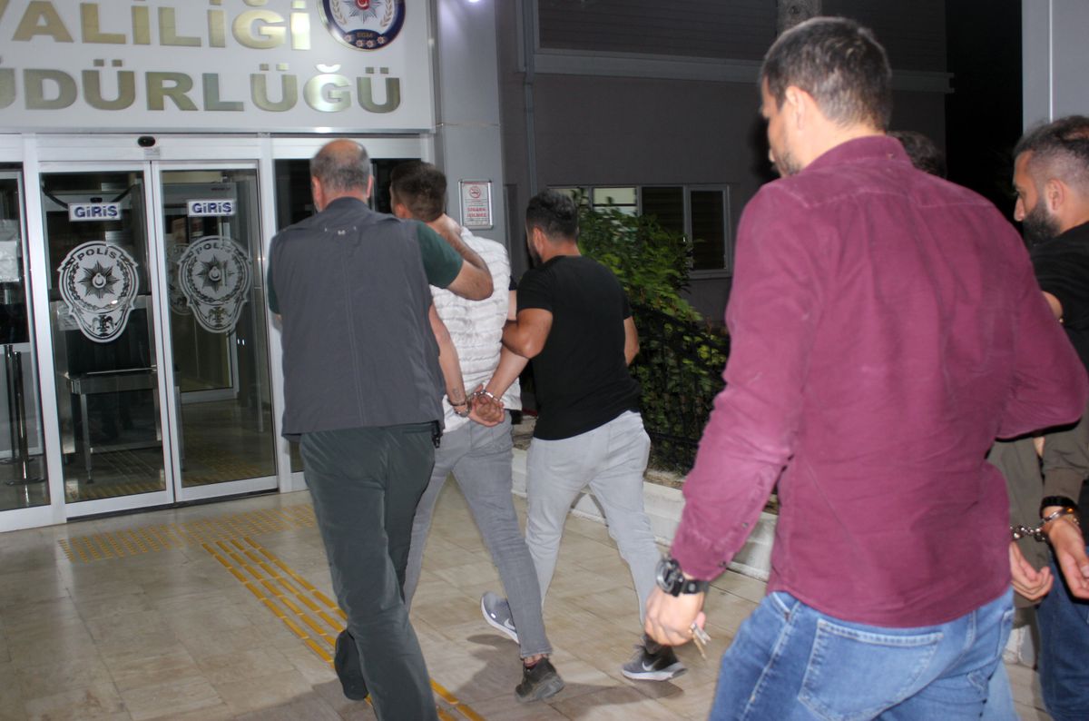 Karaman'da Cadde Ortasında Tabanca Çatışması: 2 Yaralı, 2 Gözaltı