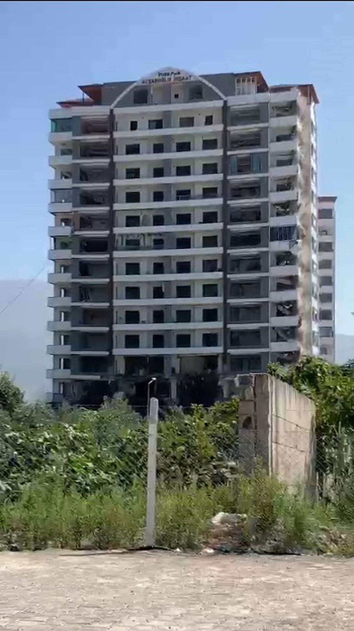 Hatay'da Ağır Hasar Alan 14 Katlı Bina Kontrollü Olarak Yıkıldı
