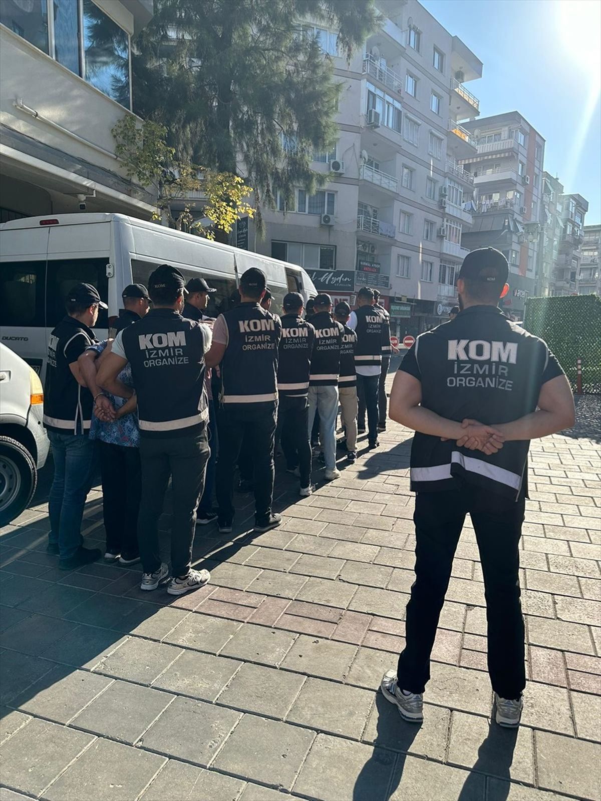 İzmir'de Silah Kaçakçılığı Operasyonu: 16 Zanlıdan 7'si Tutuklandı