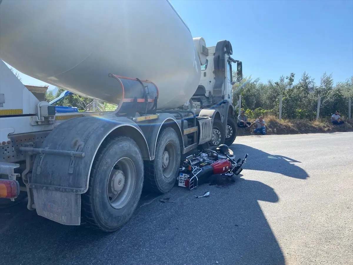 Salihli'de Motosiklet ile Beton Mikseri Çarpıştı: 1 Ölü