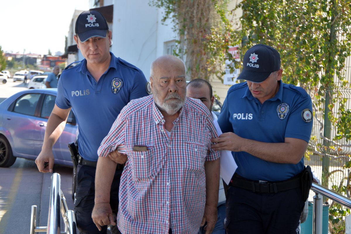 Adana'da Yaya Kadına Otomobil Çarptı: Sürücü Tutuklandı