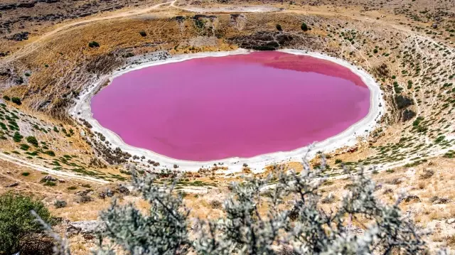 The Meyil Obruk Lake, famous for its pink color, has completely dried up! Its current state is heartbreaking.