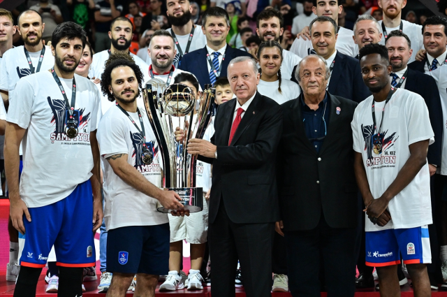 1 sayı farkla şampiyon! 37. Cumhurbaşkanlığı Kupası Anadolu Efes'in