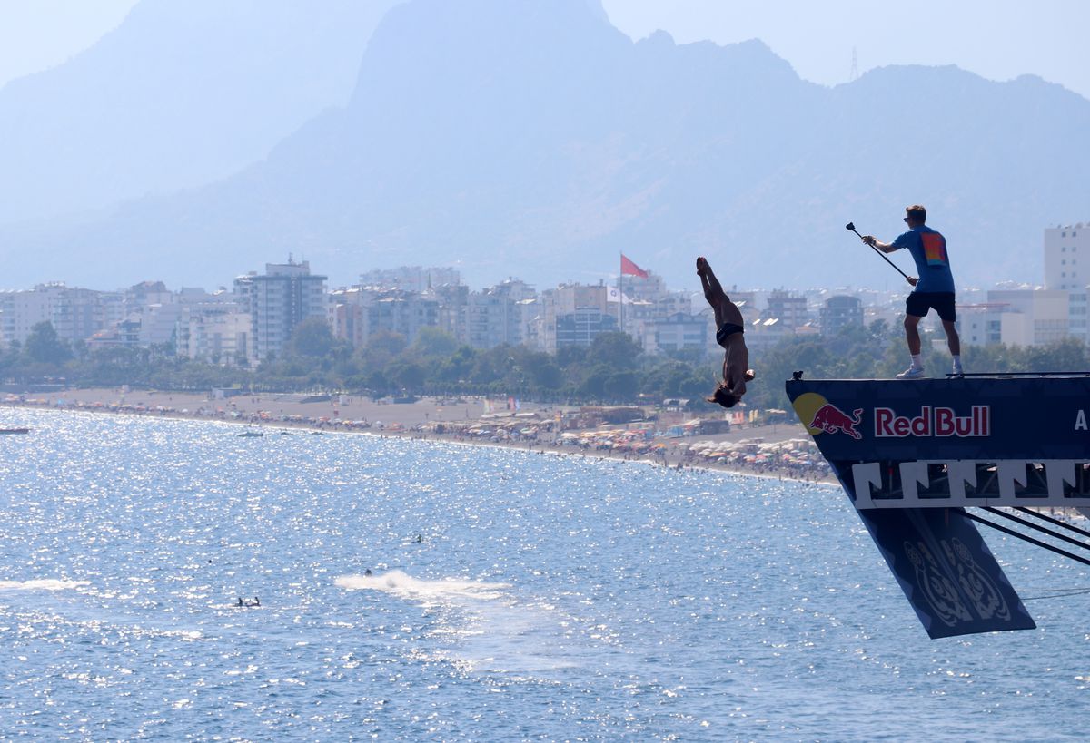 Antalya'da Yüksekten Denize Atlama Etkinliği Heyecanla İzleniyor