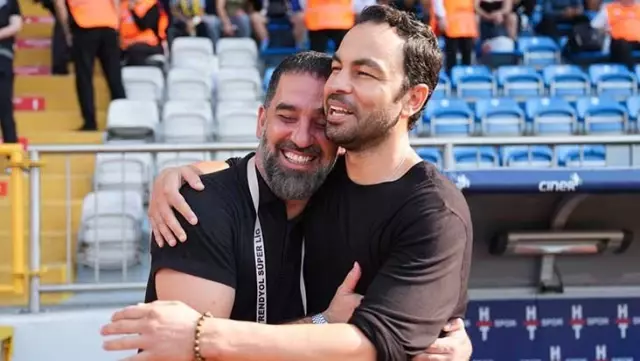 Arda Turan and Selçuk İnan face to face! The song that played at the moment they met moved football fans.