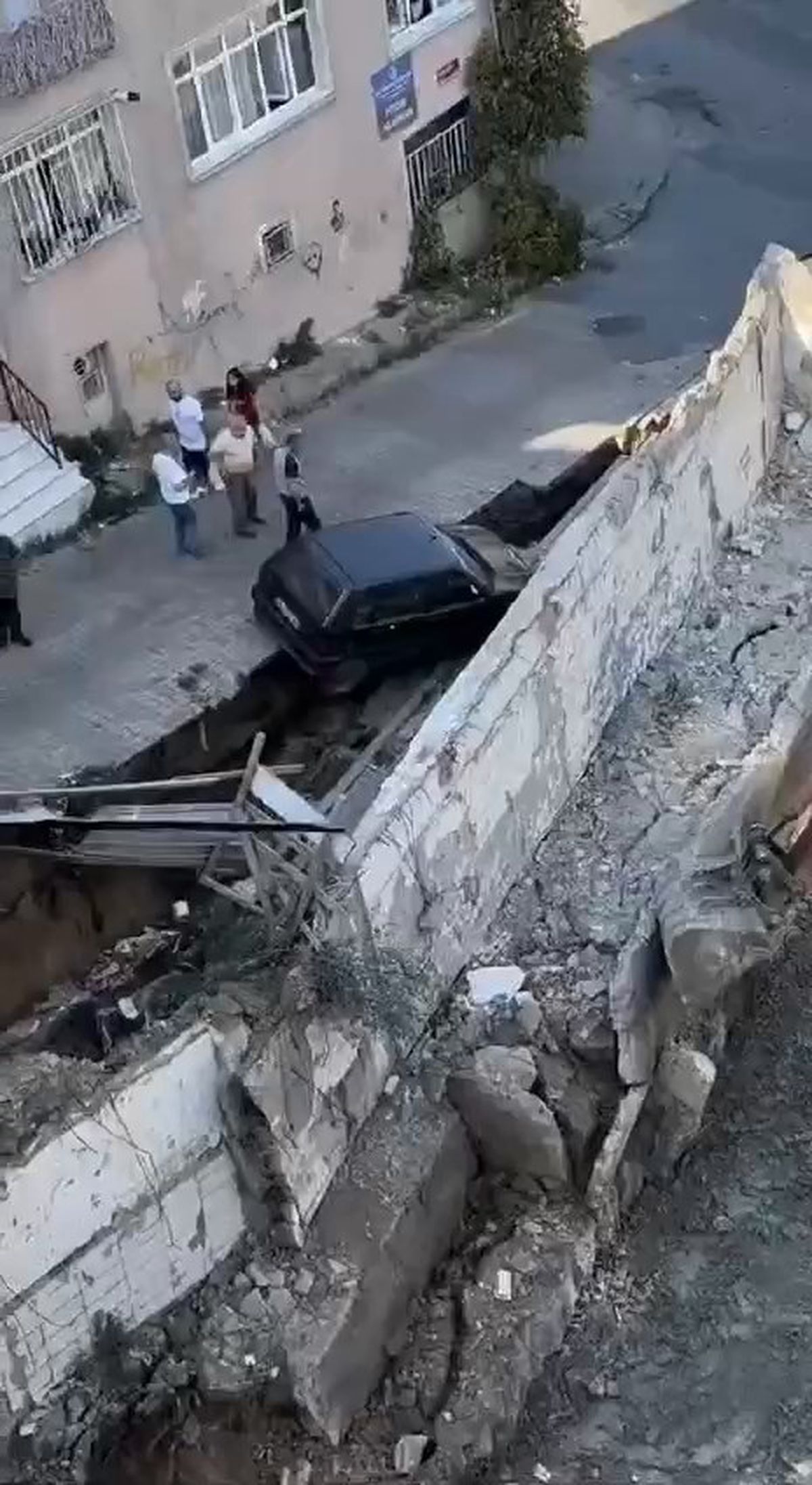 Güngören'de Yol Çöktü, Park Halindeki Araç Boşluğa Düştü