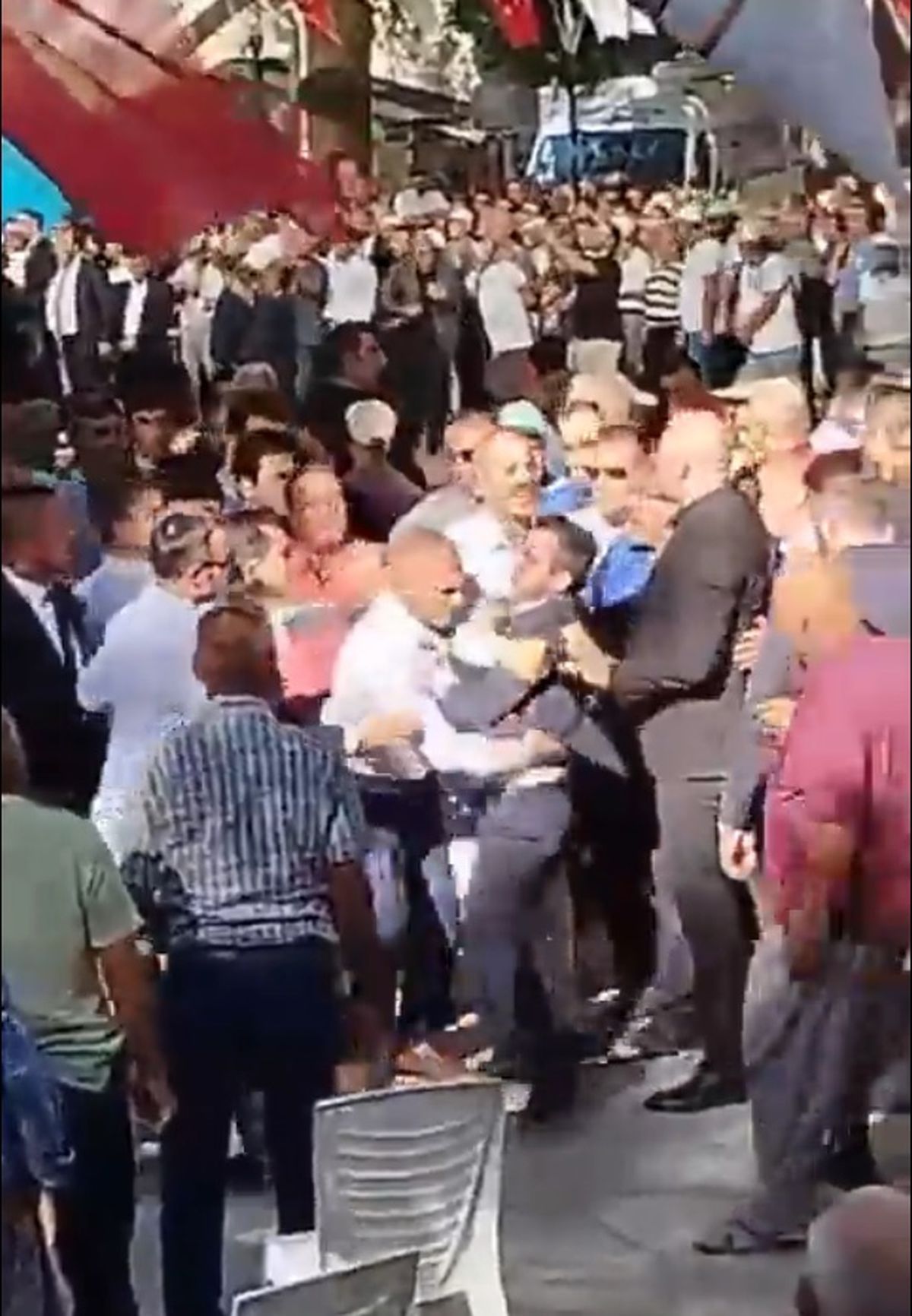 CHP İlçe Başkanı Gözaltına Alındı: Zeytin Festivali'nde Arbede