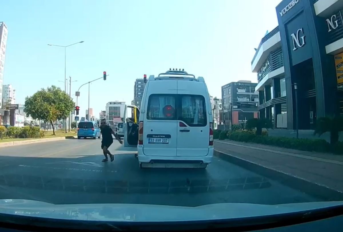 Mersin'de Minibüs Şoförü Kadın ve Çocukların Bulunduğu Araça Saldırdı