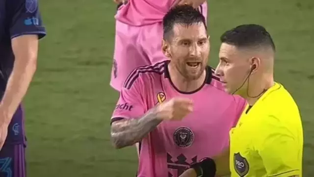 Messi's shocking reaction! He swore at the referee.