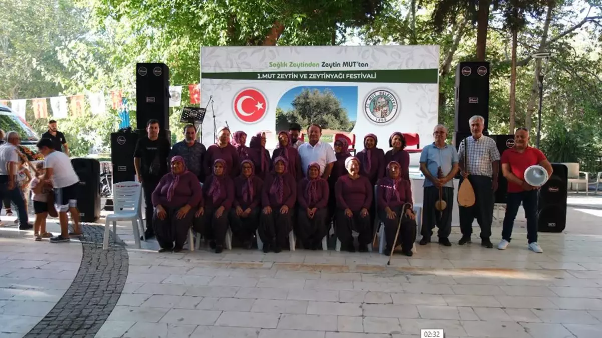Mersin'de Şalvarlı Kadınlar Korosu Zeytin Festivali'nde Sahne Aldı