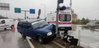 Trafik Lambası Direğine Çarpan Otomobilde İki Yaralı