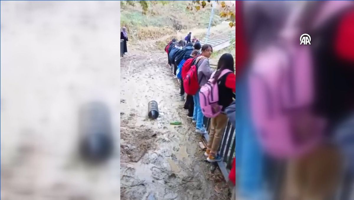 Esenyurt'ta Öğrenciler Çamur İçindeki Köprüden Geçerken Zor Anlar Yaşadı