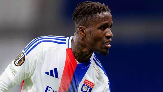 Wilfried Zaha, who infuriated the fans, caused a stir in Lyon.