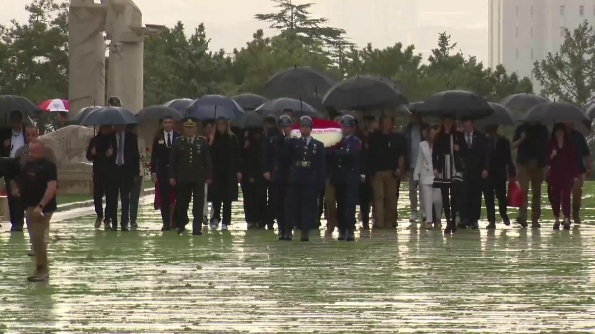 CHP Lideri Özgür Özel ve Almanya SDP Başkanı Klingbeil Anıtkabir'i Ziyaret Etti