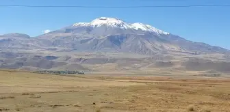 Süphan Dağı'nın Zirvesi Karlı Görünüme Büründü