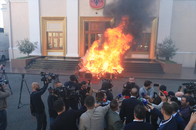 У наших тоже есть хуже! Депутаты Албании, не останавливаясь, подожгли стулья парламента