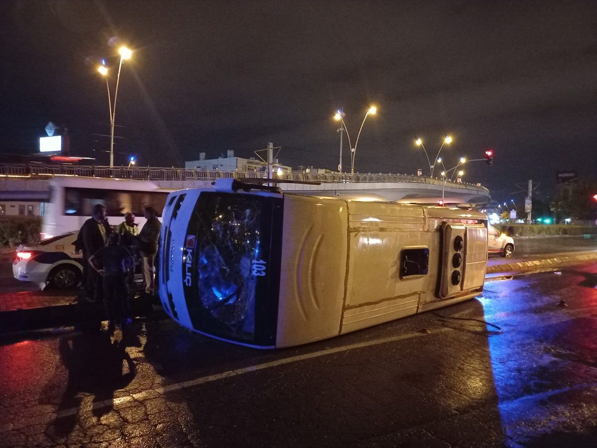 Kayseri'de İşçileri Taşıyan Midibüs Devrildi, 9 Yaralı