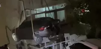 Kağıthane'de Freni Boşalan Ticari Araç Park Halindeki Otomobile Çarptı: 2 Yaralı