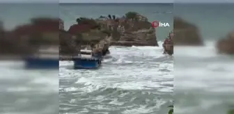 Karadeniz'de Kötü Hava Şartları 22 Metrelik Tekneyi Karaya Oturttu