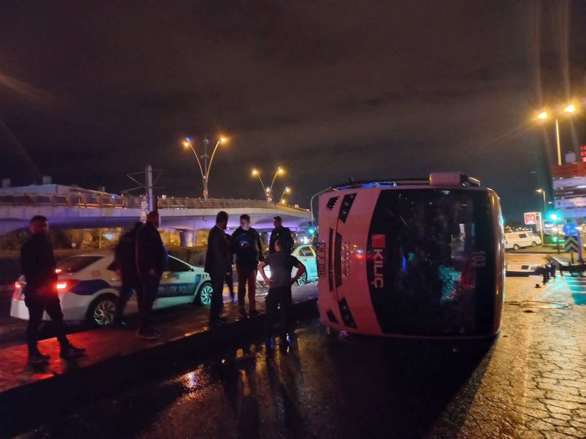 Kayseri'de Sağanak Yağış Sonrası Midibüs Devrildi: 9 Yaralı