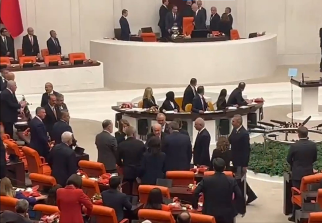 Different at the podium, different in the Assembly! Bahçeli shook hands with Özgür Özel, whom he criticized