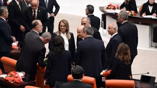 Bahçeli, shaking hands with the DEM party members: 