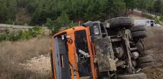 Amasya'da Freni Boşalan Kamyon Şarampole Devrildi: Sürücü Yaralandı