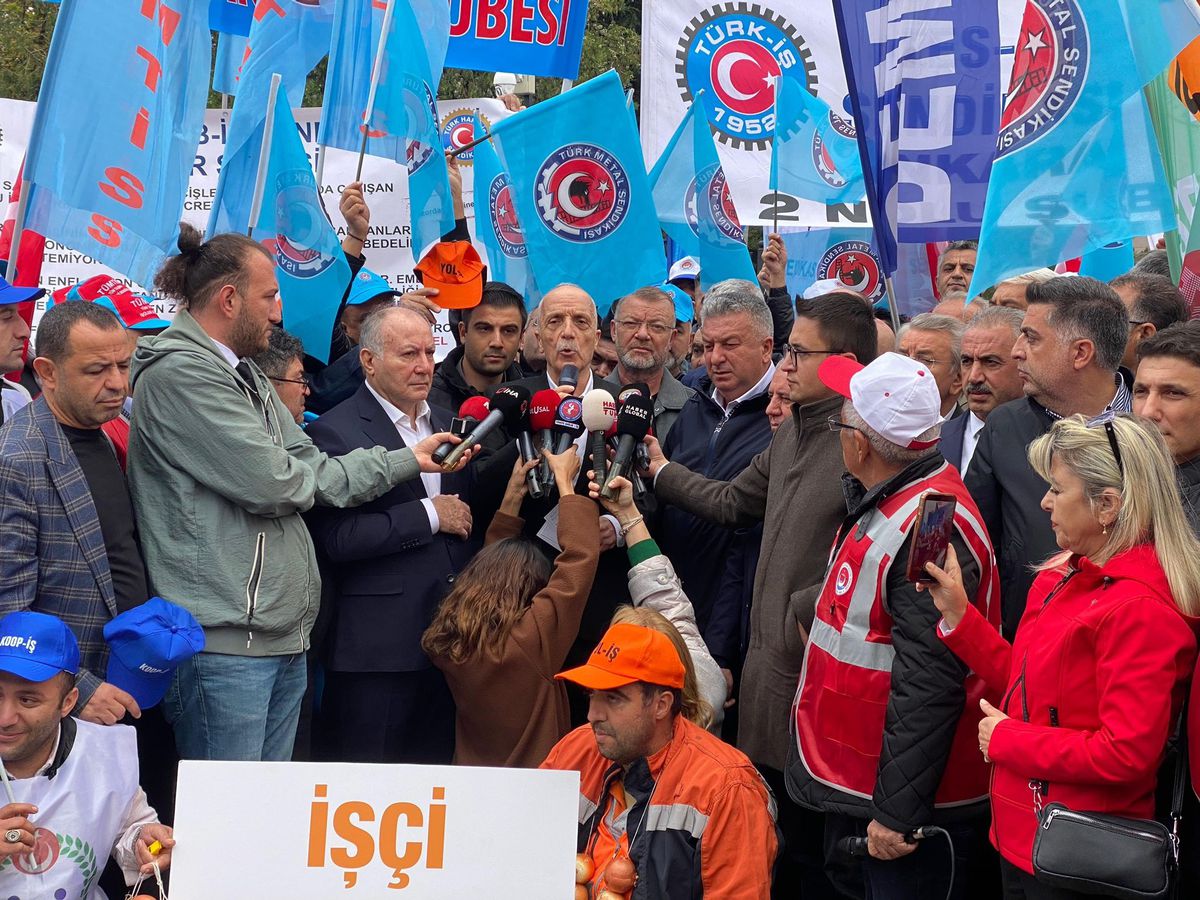 Türk-İş'ten Hazine ve Maliye Bakanlığı Önünde Basın Açıklaması
