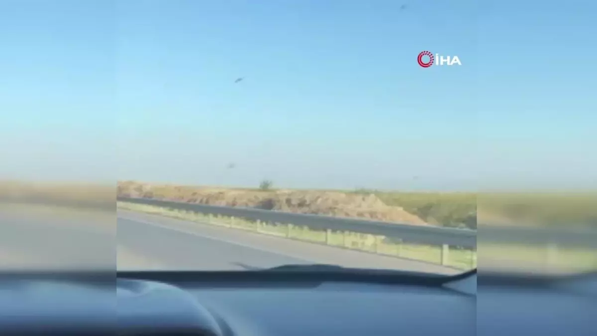 Kendini Süper Kahraman Sanan Vatandaş Kamyonetin Tepesine Çıktı