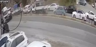 Hatay'da Tır, Otomobili Metrelerce Sürükledi