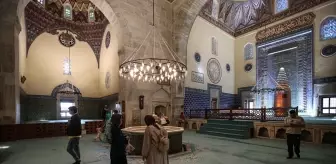 Erkek Turistlerden Gelen Saygı Duruşu: Yeşil Cami'de Etek Giydiler