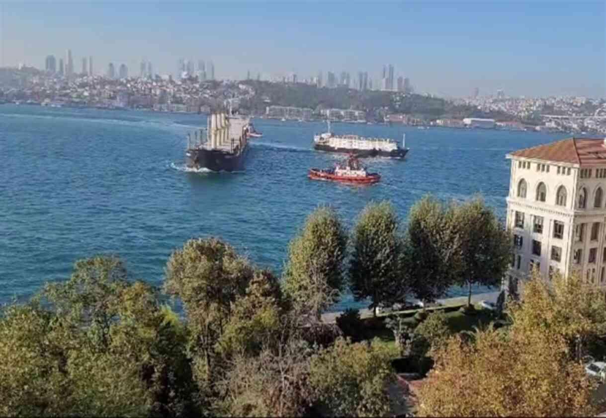 İstanbul Boğazı'nda 2 yük gemisi çarpıştı