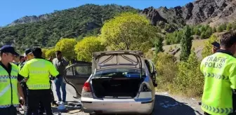 Malatya'da yön levhasına çarpan otomobildeki 3 kişi yaralandı