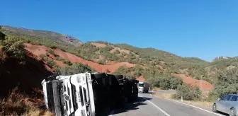 Tunceli'de Meşrubat Yüklü Tırın Devrilmesi Sonucu Sürücü Yaralandı