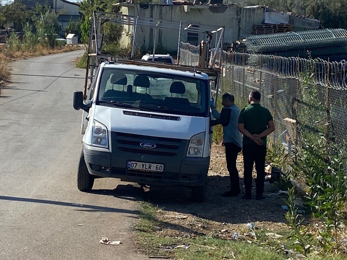 Eski Çalışan Kamyoneti Çalıp Geri Bıraktı