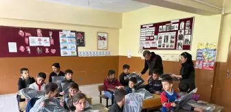 Yüksekova'da Öğrencilere Okul Çantası Dağıtıldı