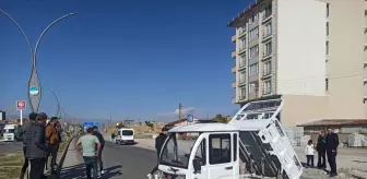 Yüksekova'da Elektrikli Motosiklet ile Otomobil Çarpıştı: 1 Yaralı