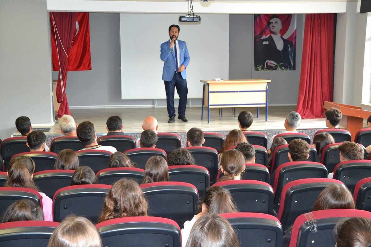 Espiye'de "Peygamberimiz ve Şahsiyet İnşası" konulu konferans düzenlendi