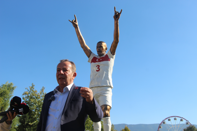 Bolu Mayor Tanju Özcan erected a statue of Merih Demiral