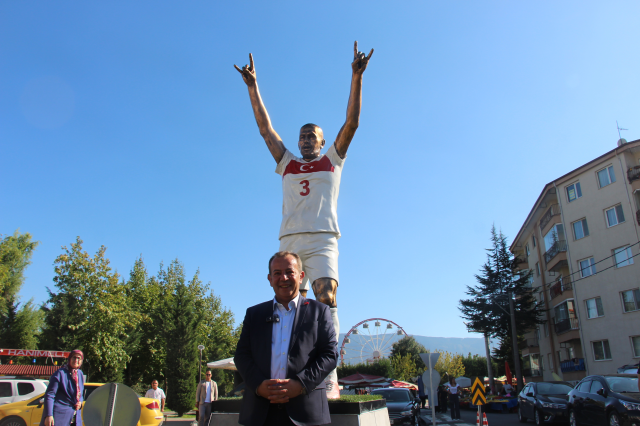 Bolu Mayor Tanju Özcan erected a statue of Merih Demiral