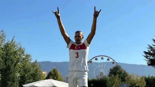 Bolu Mayor Tanju Özcan erected a statue of Merih Demiral.