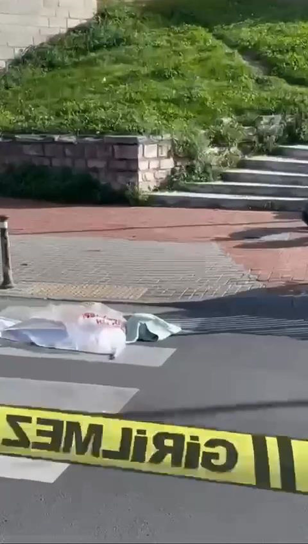 Fatih'te kadının başını kesip surlardan attı, ardından intihar etti-1