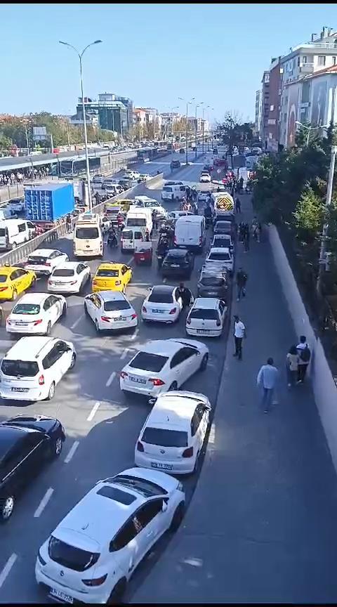 İstanbul'da dehşete düşüren görüntü! Çok sayıda aracı çarpıp kaçmaya çalıştı