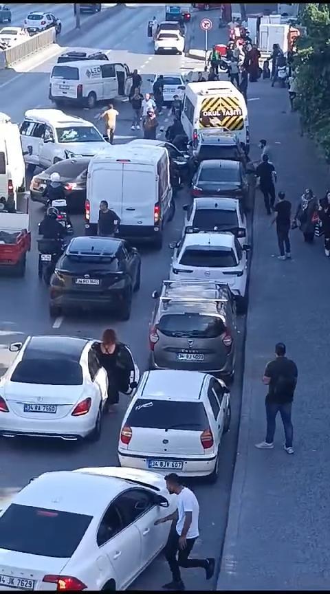 İstanbul'da dehşete düşüren görüntü! Çok sayıda aracı çarpıp kaçmaya çalıştı